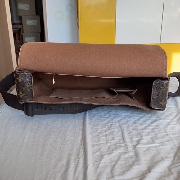 2004 Louis Vuitton Monogram Canvas Abbesses Messenger Bag in Great Condition. - Picture 8 of 13